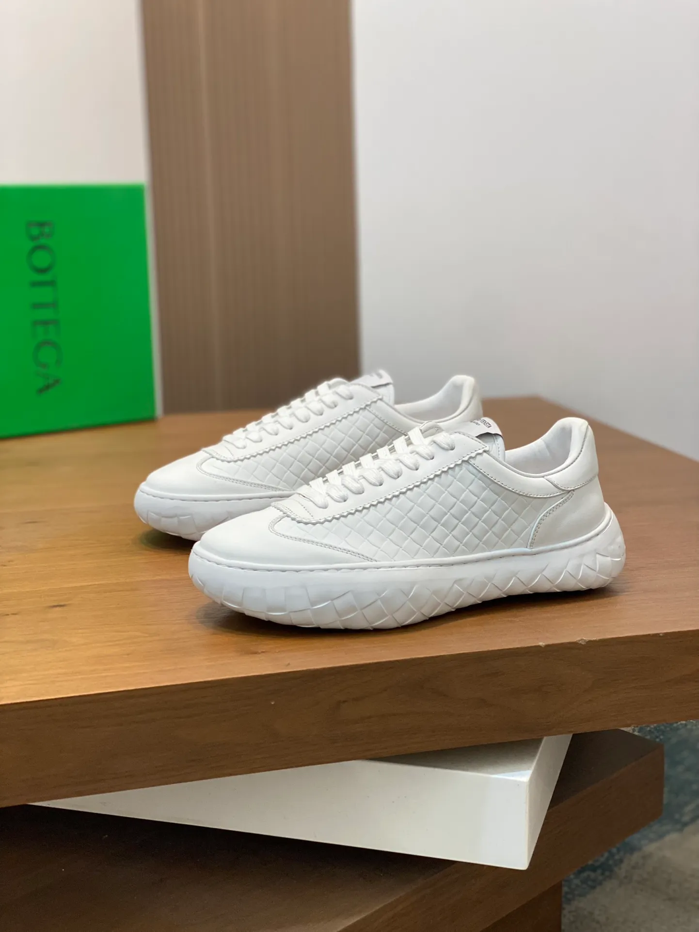 Men's men's shoes 💰480 [New style] ⛺️⛺️BV-Bottega Veneta men's Apollo sneakers. Run to the next stop at a brisk and comfortable pace. This casual shoe is a nylon and suede cowhide lace-up sneaker. Material: Fabric stitching cowhide and cow suede. Rubber outsole Size: 38-44 (45 can be customized